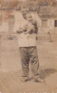 Aguinaldo com meses de vida nos braços de seu avô Sargento Viana, na rua General Hermes antes da construção do colégio Padre Brandão Lima. Aguinaldo lembra de seu avô como um contador de histórias.